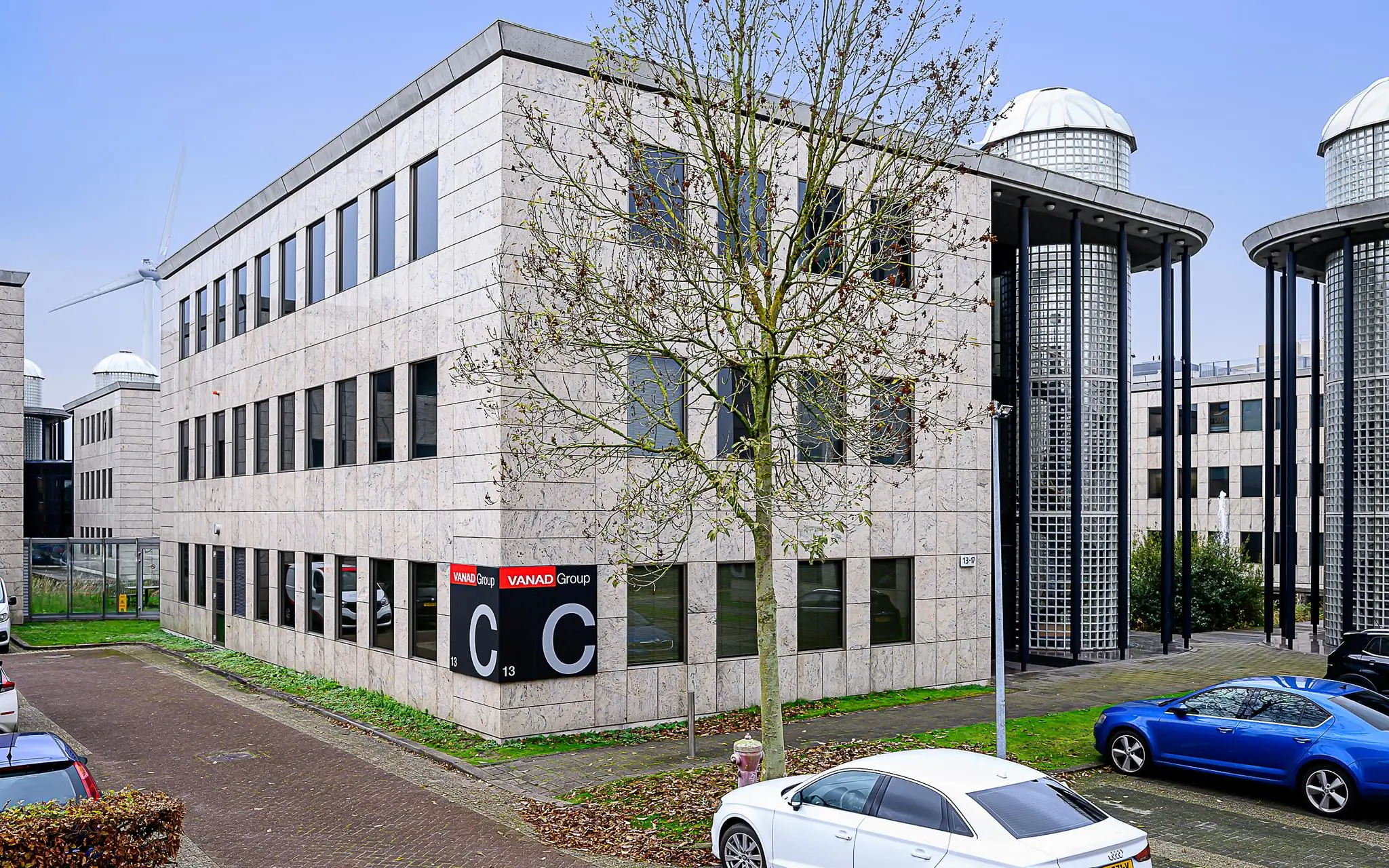 Kantoorgebouw aan de Rivium Westlaan met parkeergelegenheid en het logo van VANAD Group op de gevel.